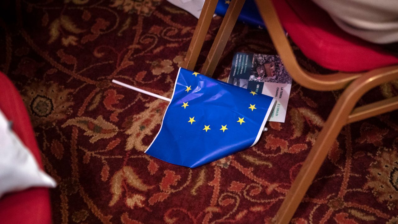 EU-Flagge auf dem Boden