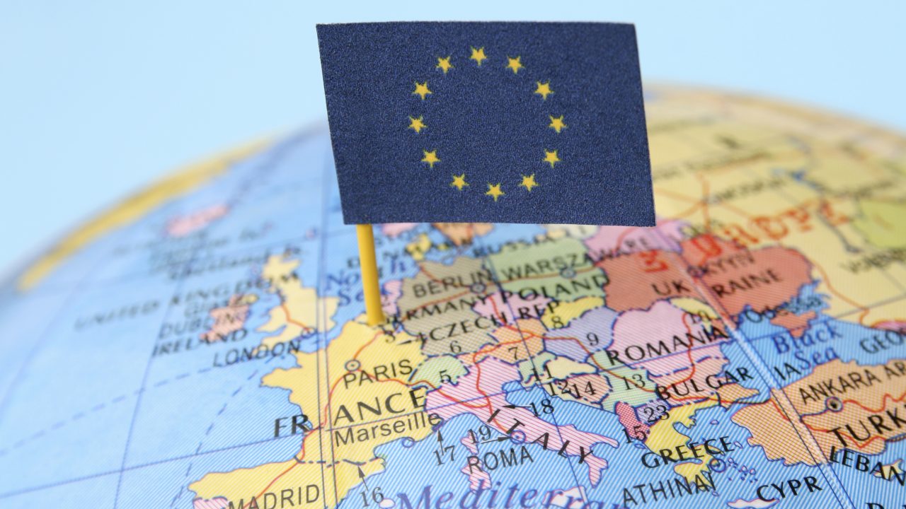 Europakarte mit EU-Flagge