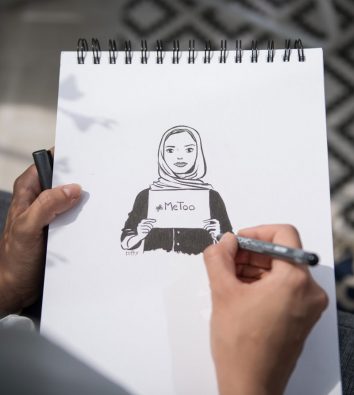 Illustration einer Muslima, die ein Schild, auf dem #metoo steht, in der Hand hält