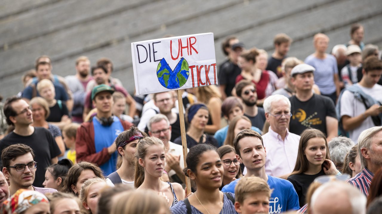 Fridays for Future Protest in Berlin. Ein Schild mit der Aufschrift 'Die Uhr tickt' wird hochgehalten.