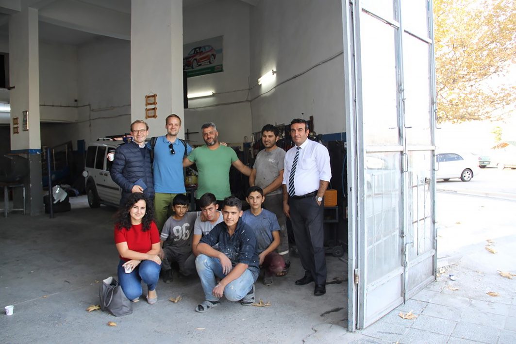 Friedrich Prüttmann mit Lehrlingen aus Syrien und der Türkei in einer Autowerkstatt in Ankara.