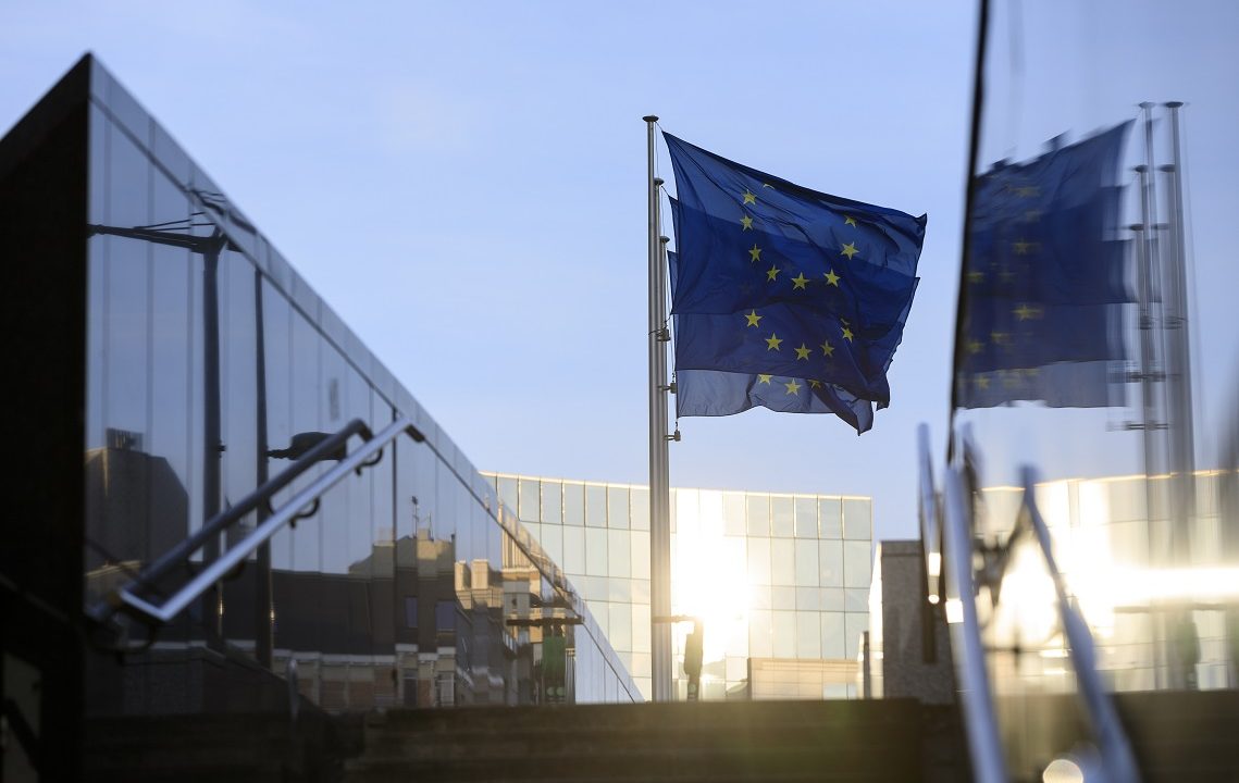 Die EU-Flagge weht vor dem Europa-Parlament.
