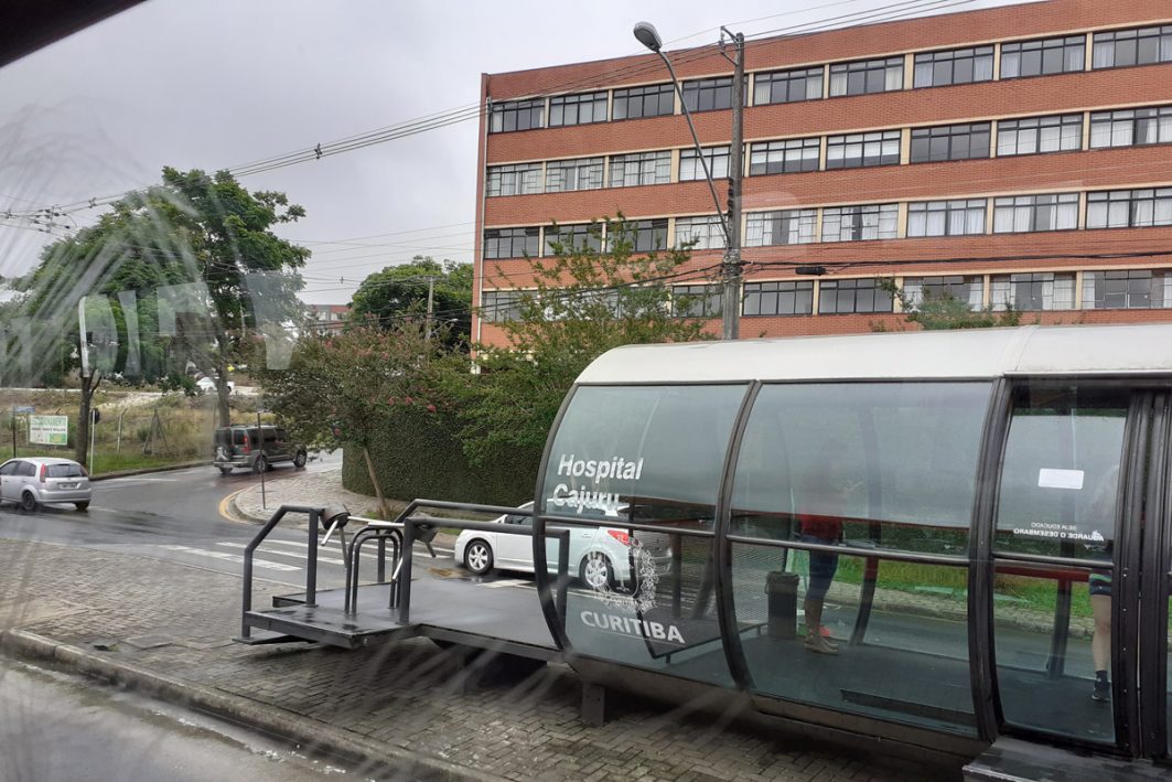 Die Bushaltestelle am Krankenhaus in Curitiba