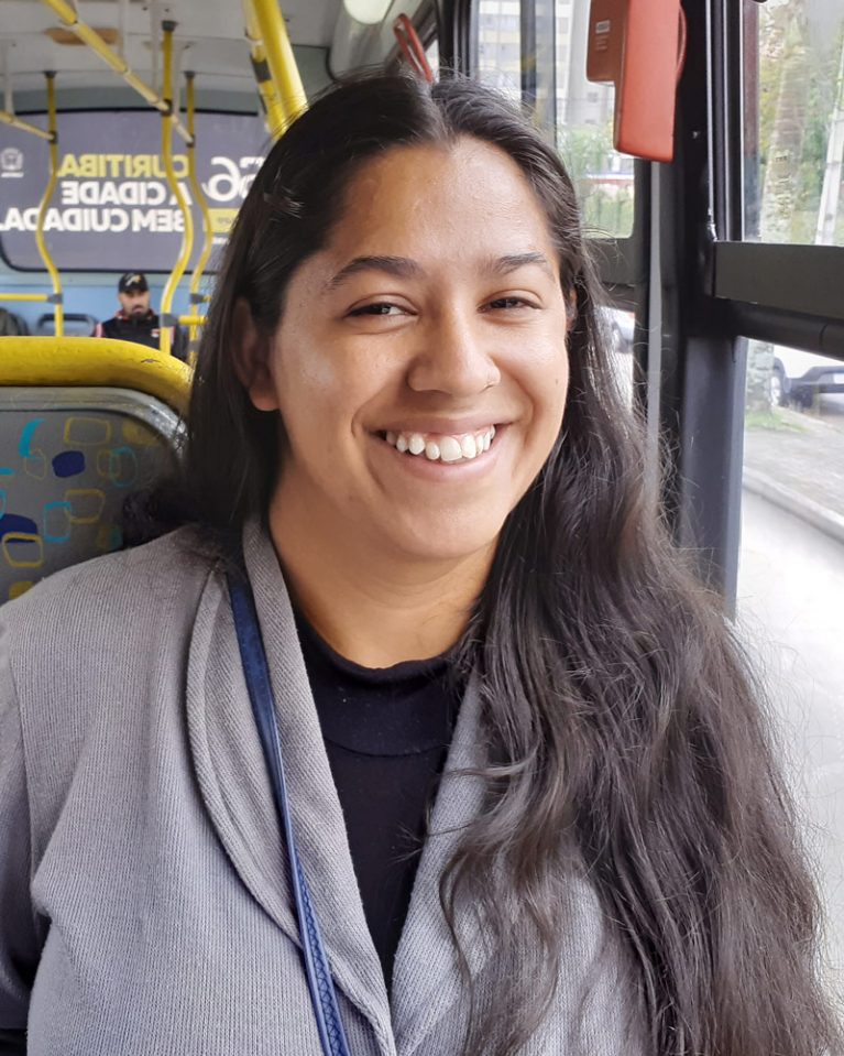 Patricia aus Curitiba fährt mit dem Bus durch die Stadt.