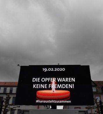Gedenktafel der Opfer in Hanau mit der Aufschrift "19.02.2020 DIE OPFER WAREN KEINE FREMDEN! #hanaustehtzusammen