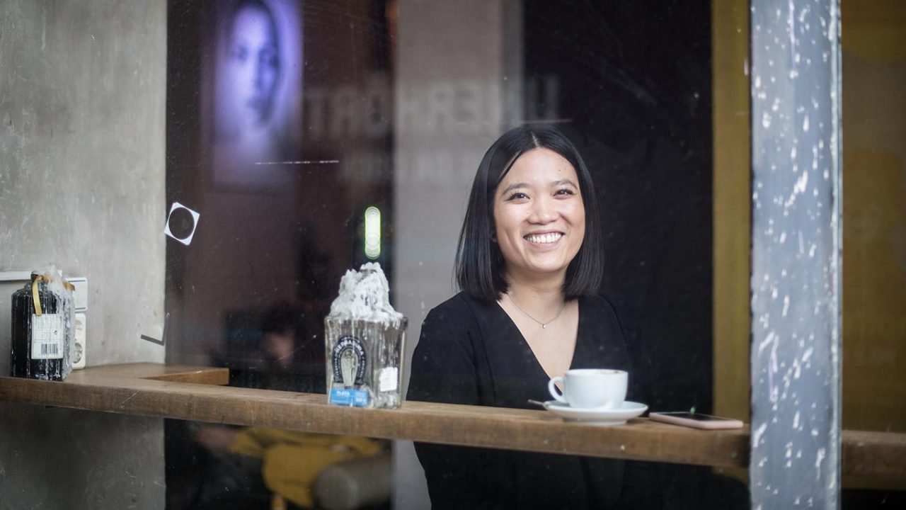 Juristin und re:constitution-Fellow Thu Nguyen in einem Café in Berlin