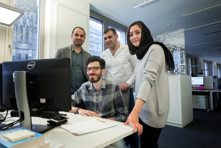 Das Team von Amal“-Nachrichtenplattformen in der Redaktion am Computer.
