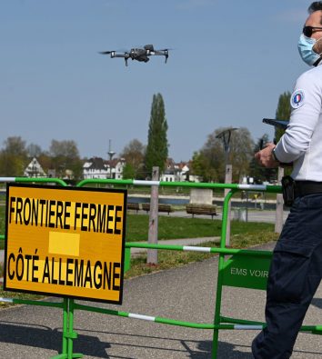 Ein französischer Polizist überwacht die deutsch-französische Grenze mit einer Drohne.