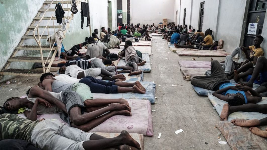 Flüchtlinge schlafen auf dem Boden