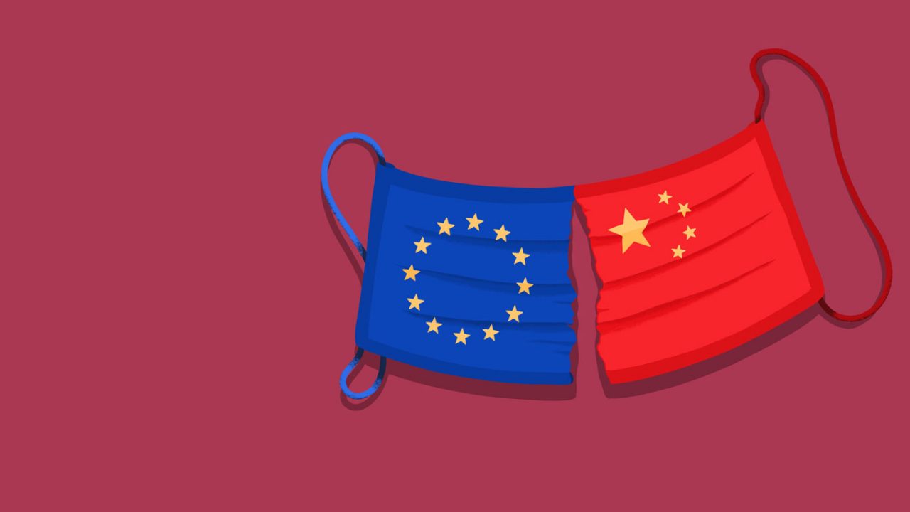Ein gerissener blau-roter Mundschutz bestehend aus der EU-Flagge und der China-Flagge.