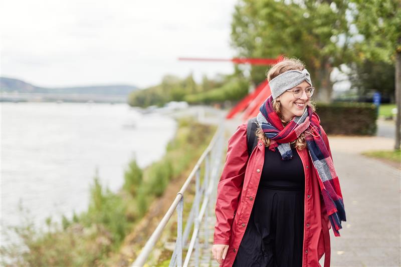 Die EU-Kompakt-Kurs-Trainerin Luisa Hieckel läuft an der Bonner Rheinpromenade entlang.