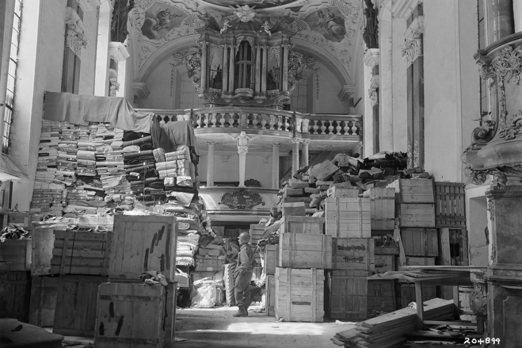 In einer Kirche in Ellingen stapelten sich 1945 Kunstwerke und andere Gegenstände, die die Nationalsozialisten geplündert und versteckt hatten