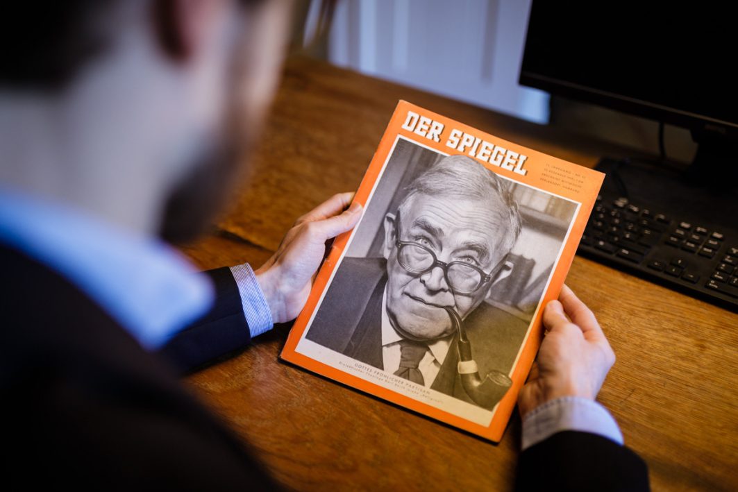 Jakob Peters Urgroßvater, der berühmte Theologe Karl Barth, zierte unter anderem das Cover des Magazins „Der Spiegel“.