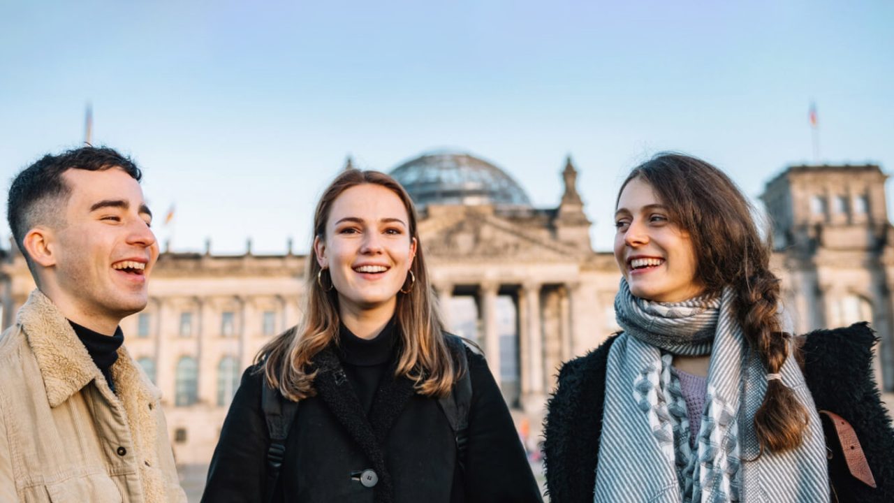 Jugendliche vor dem Deutschen Bundestag