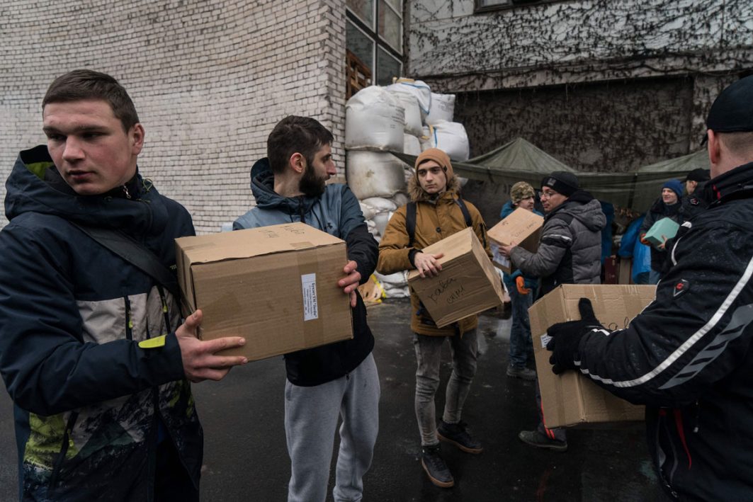 Hilfsgüter, die in die Ukraine geliefert wurden, werden verteilt.