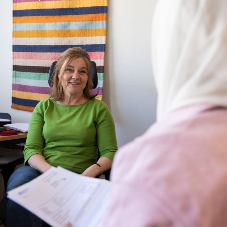 Die 51-jährige Caroline Simonsson unterstützt Geflüchtete dabei, sich ein neues Leben in Südschweden aufzubauen.