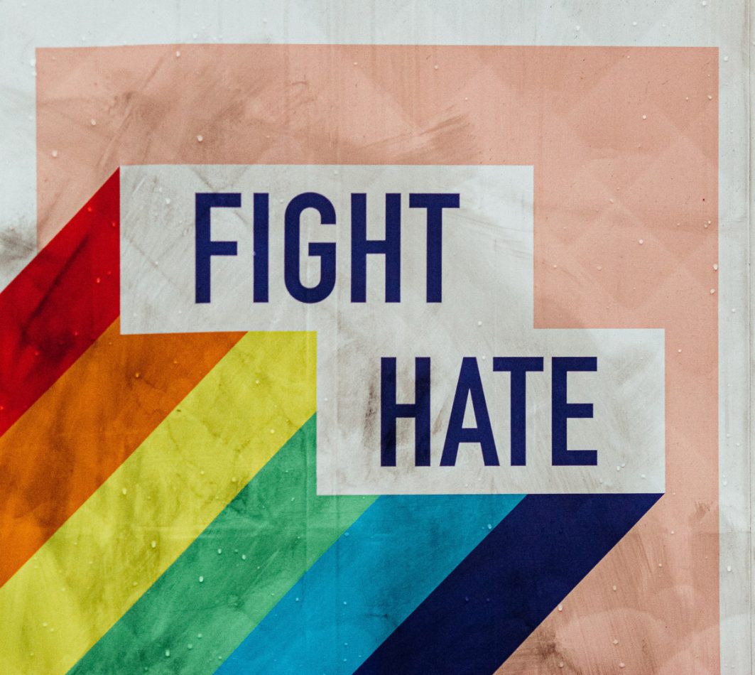 Plakat "Fight Hate" mit Regenbogenfarben
