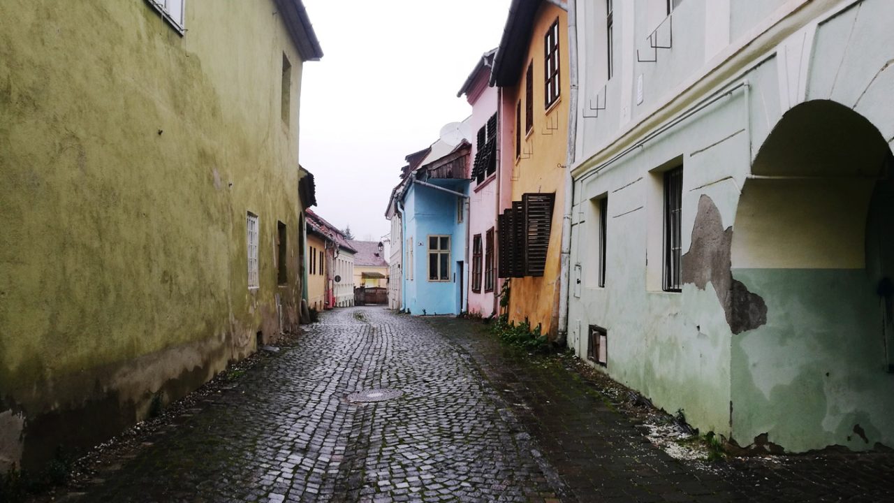 Leere Straße in Kleinstadt