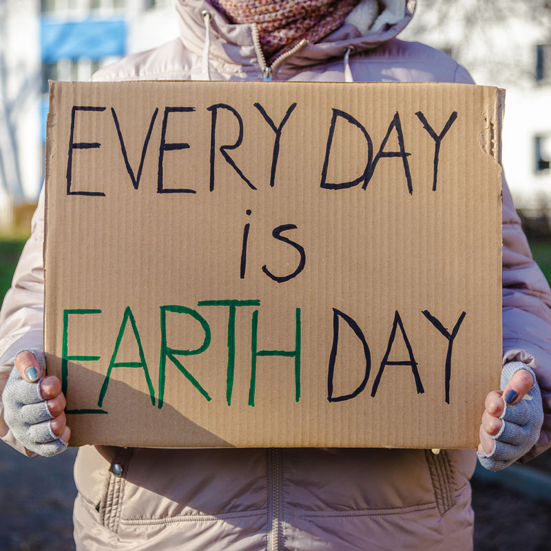 Eine Demonstrantin hält ein Schild mit der Aufschrift "Every Day is Earth Day"