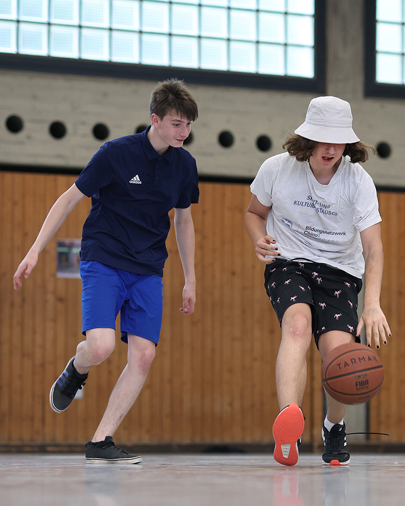In China ist Basketball sehr verbreitet und vor allem bei Jugendlichen sehr beliebt. Viele der deutschen Schüler*innen haben die Sportart erst durch dasProjekt für sich entdeckt.