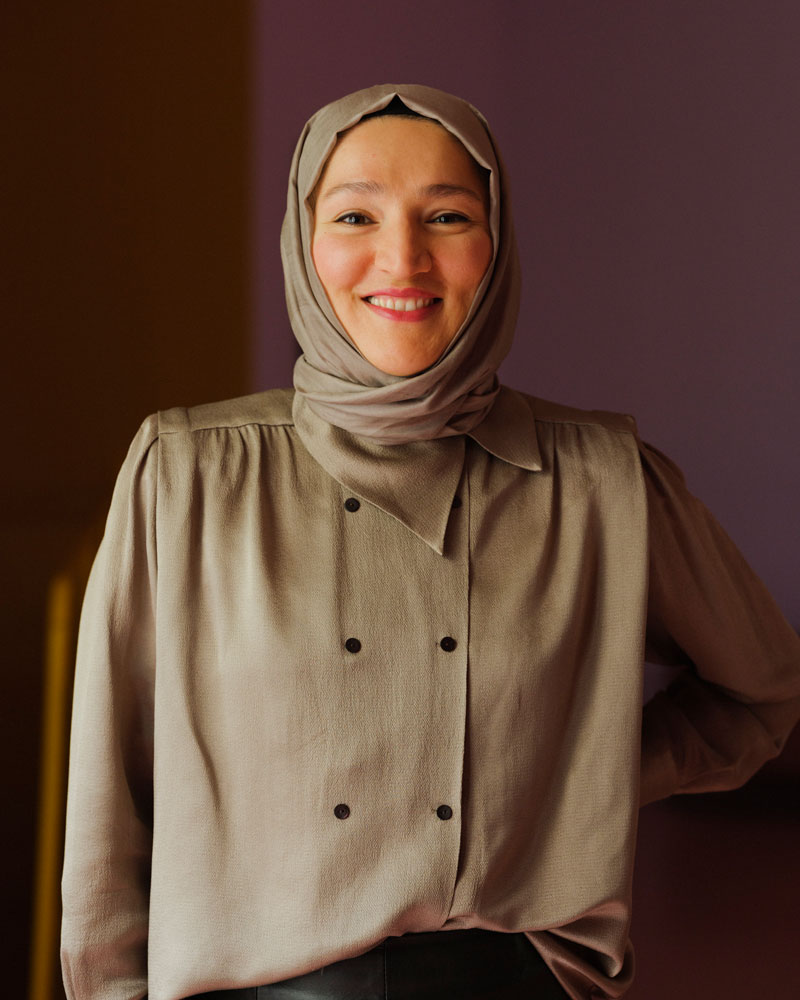 Kübra Gümüşay, lächelnde Frau mit Kopftuch
