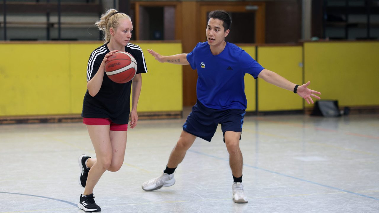 Basketballtrainer Kai Fleischer trainiert mit den Schüler*innen in der Hildesheimer Sporthalle.