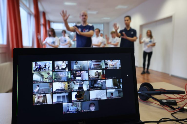 Per Videocall trainieren Schüler*innen aus Deutschland und China bei einem Workshop des Projekts „Basketball baut Brücken“. Mit dabei ist auch Jingyao Li aus Shanghai (unten links).