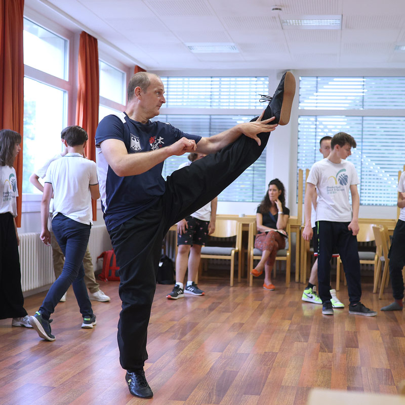 Dirk Ritt ist Bundestrainer in Tai-Chi und weiß alles über das „weiche Schattenboxen“. Die fließenden Bewegungen gehen auf eine alte chinesische Kampfkunst zurück.