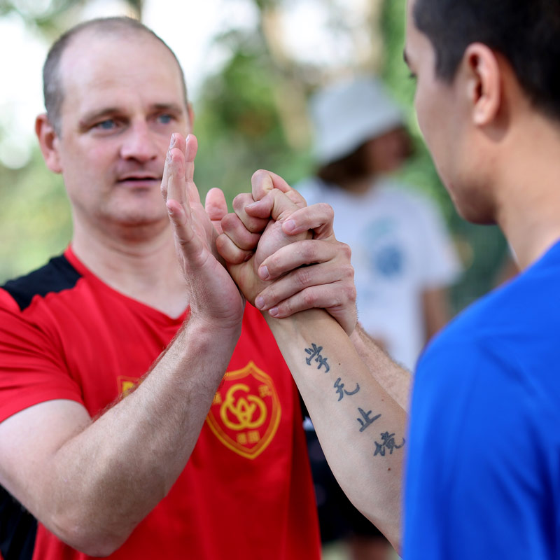 Bei der Kampfkunst Tai-Chi geht es wie beim Basketball auch um Verteidigung und Körperspannung. „Man muss spüren, wo der andere hin will“, sagt Trainer Dirk Ritt.