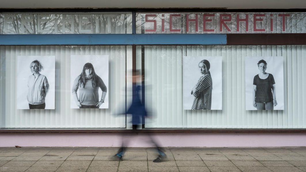 Schaufenster mit Bildern der Ausstellung von Oleksandra Bienert
