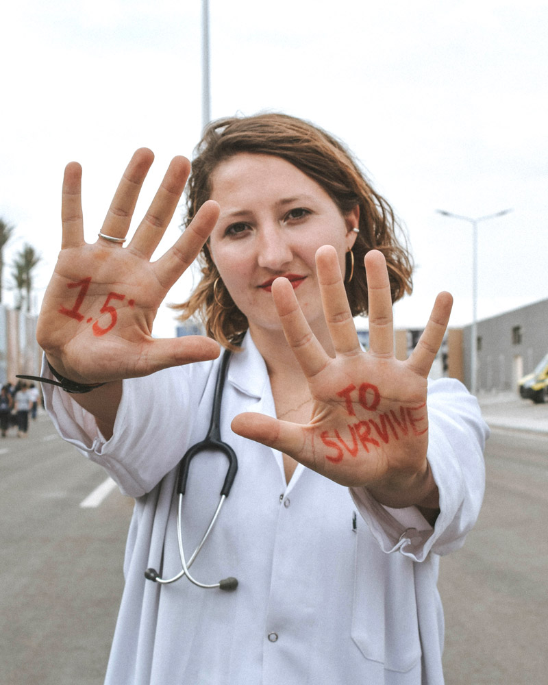 Mehr als 1,5 Grad wäre „Sabotage unserer Gesundheit“ – Medizinerin Bea Albermann protestiert im Ärzt*innenkittel