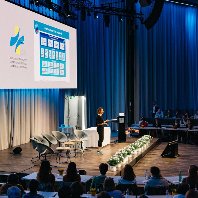 Wieder unterwegs, um auf die Gesundheitskrise aufmerksam zu machen – Bea Albermann auf dem Onkologiepflege-Kongress in Bern im März.