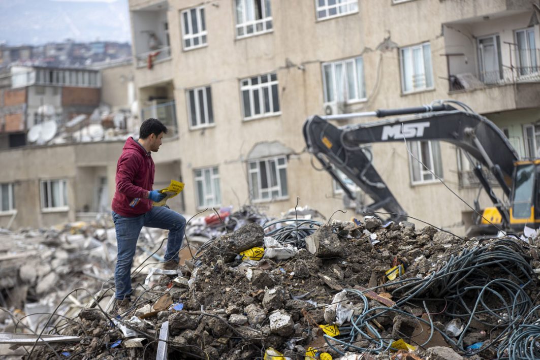 Schwere Erdbeben erschütterten Anfang Februar viele Städte und Dörfer in der Türkei – es traf auch die Stadt Kahramanmaraş schwer. Nach den Beben haben zwei Alumni der Boğaziçi European School of Politics trotz unterschiedlicher politischer Ausrichtung gemeinsam Hilfe organisiert.