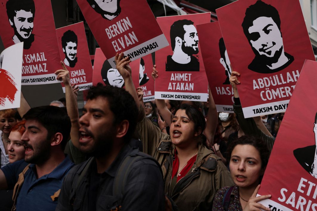 Demonstrant*innen erinnern an die Opfer des Gezi-Aufstandes im Juni vor zehn Jahren – das jüngste Opfer war Berkin Elvan, der 2013 erst 14 Jahre alt war.