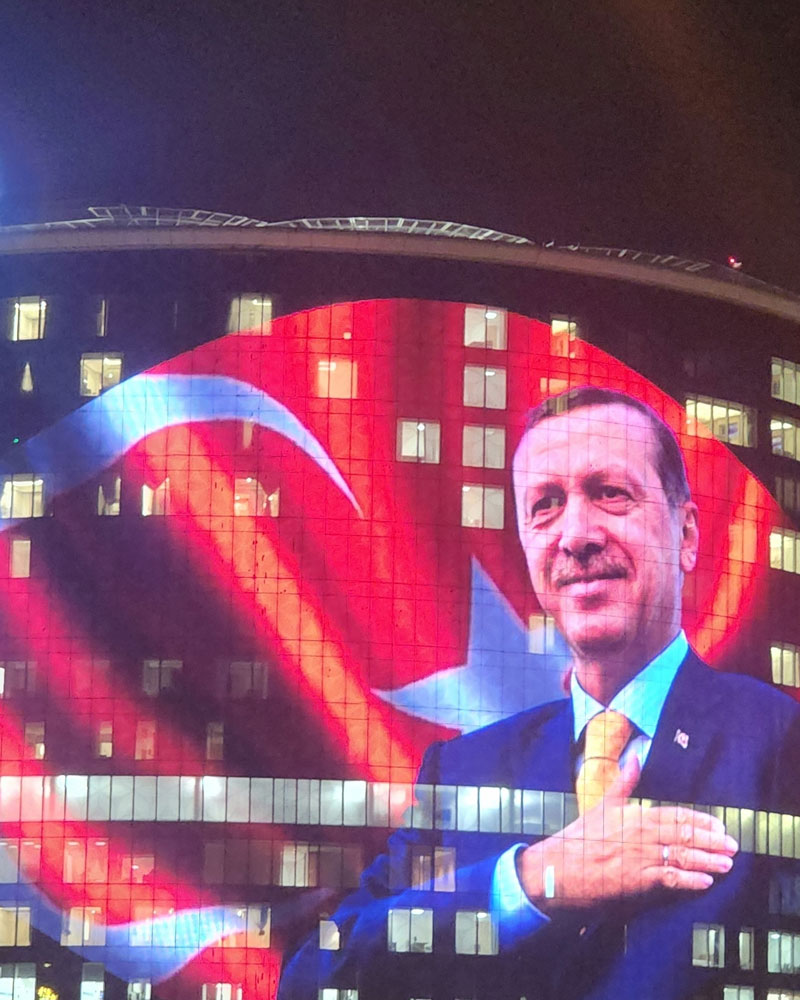 Erdogan auf eine Häuserwand projiziert