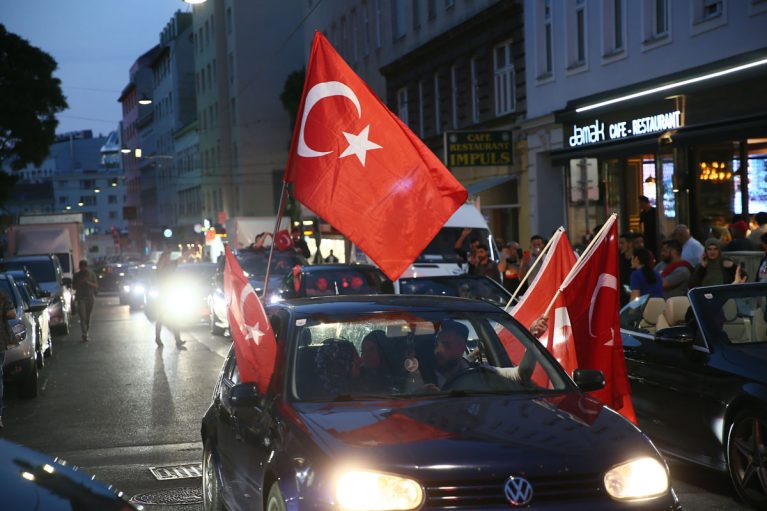 Autokorso in deutscher Großstadt nach Erdogans Wahlsieg