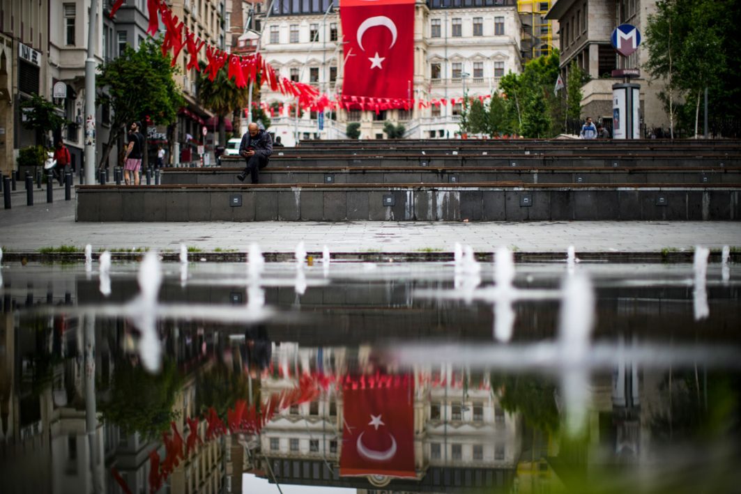 Katerstimmung nach der Stichwahl – etwa die Hälfte der 85 Millionen Menschen, die in der Türkei leben, ist für ein demokratischeres Land. Nun droht der Opposition weitere Einschüchterung durch Erdoğans Regierung.