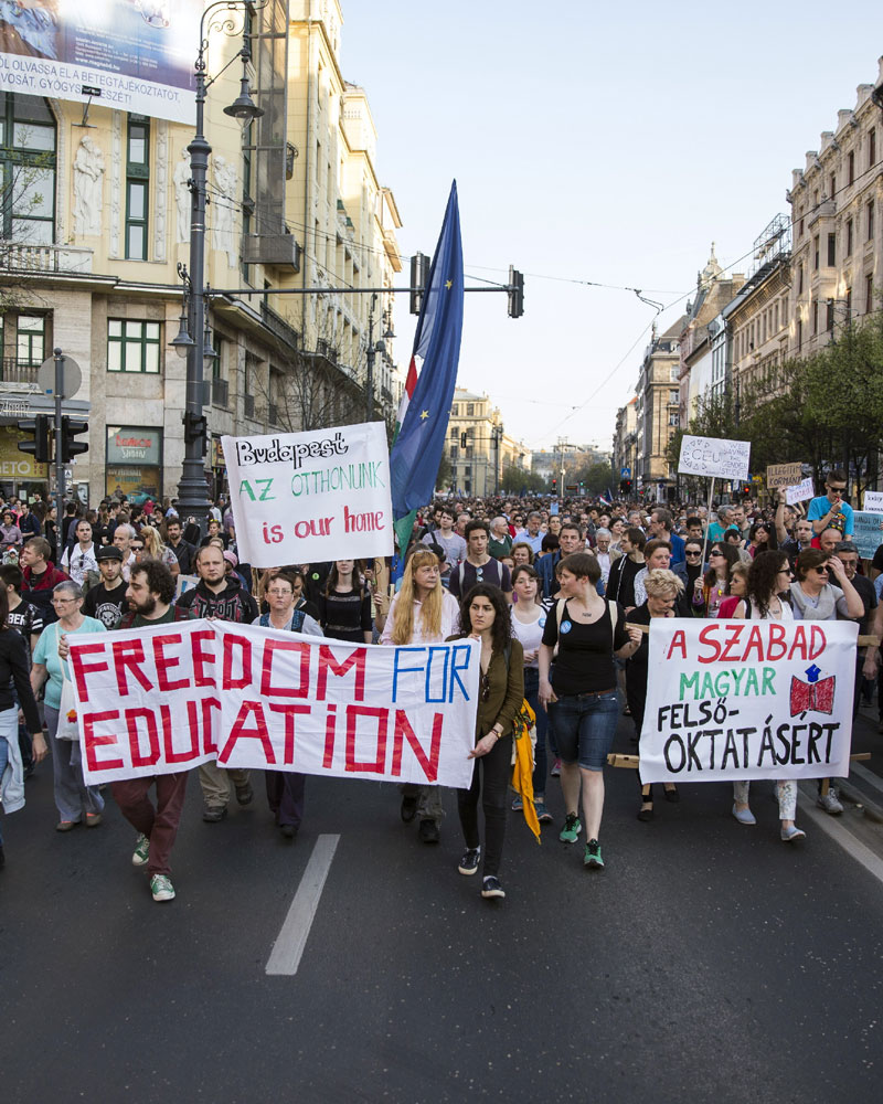 Demonstrierende in Budapest, der Hauptstadt Ungarns. Sie sind gegen Viktor Orbáns Bildungspolitik. Sie fordern kostenlose Hochschulbildung und Freiheit für die Bildung.