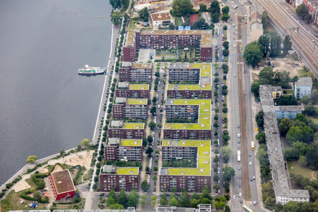 Weniger Flächenversiegelung und mehr Grünflächen, Berlin arbeitet gerade an einem Konzept für eine Schwammstadt, also urbane Räume, die Starkregen besser aufnehmen können – etwa mittels begrünter Dächer.