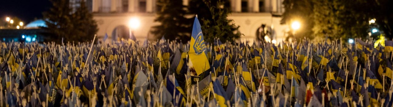 ukrainische Flaggen Gedenken an die Opfer des russischen Angrifsskrieges