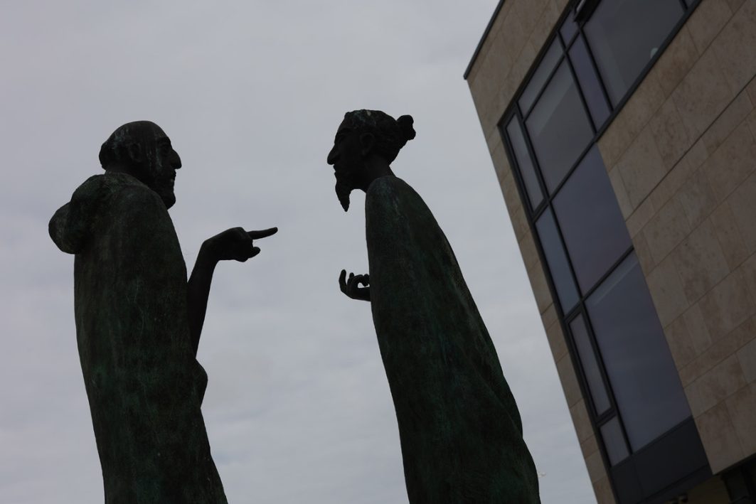„Judgement“ übersetzt auf Deutsch: „Beurteilung“ ist der Titel der Skulptur des irischen Bildhauers Rowan Gillespie. Auf dem Weg in den Hörsaal geht Laurent Pech an ihr vorbei.