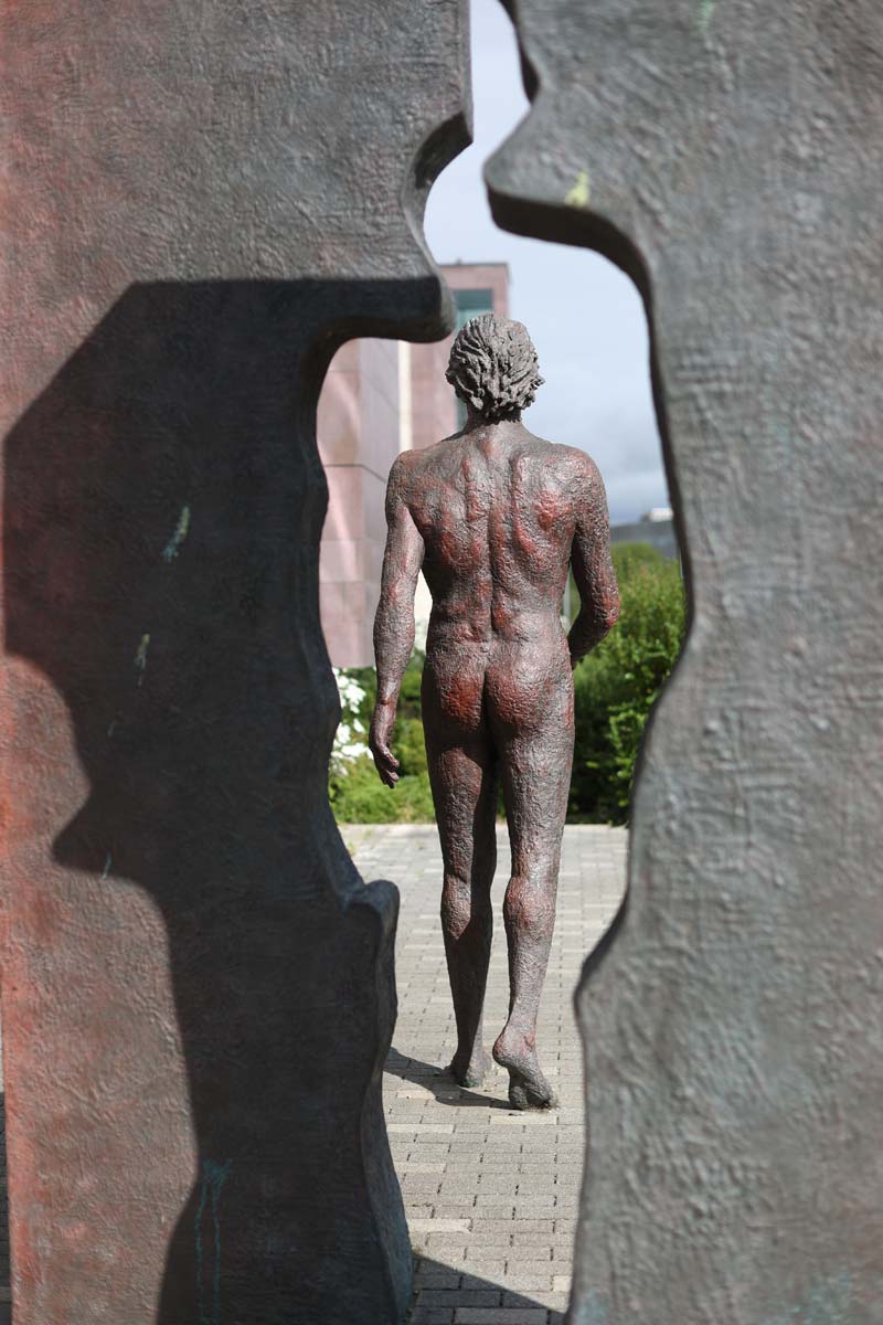 Kunst auf dem Campus. Die Arbeit mit dem Titel „Portal“ ist von der irischen Bildhauerin Catherine Greene.