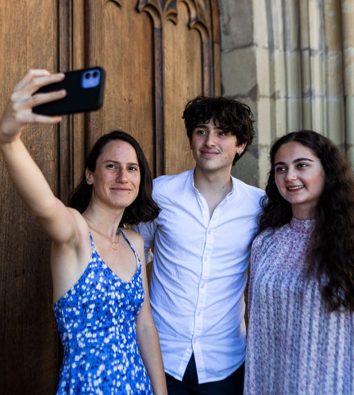 drei Jugendliche machen ein Selfie