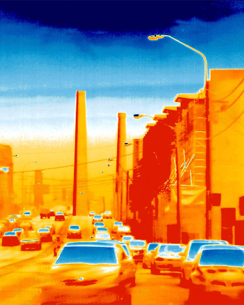 Auch viel Verkehr trägt zu verstärker Hitze bei. Weil Städte sich vielfach mehr erhitzen als Orte auf dem Land werden sie als Hitzeinseln bezeichnet.