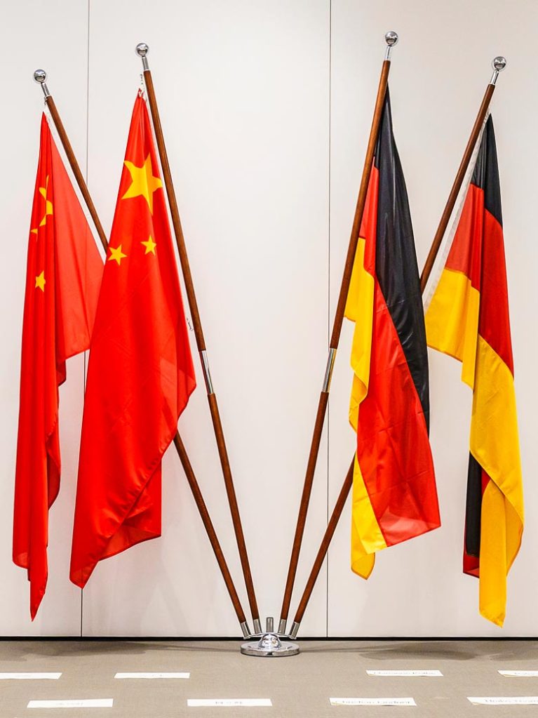 Chinesische und deutsche Flaggen
