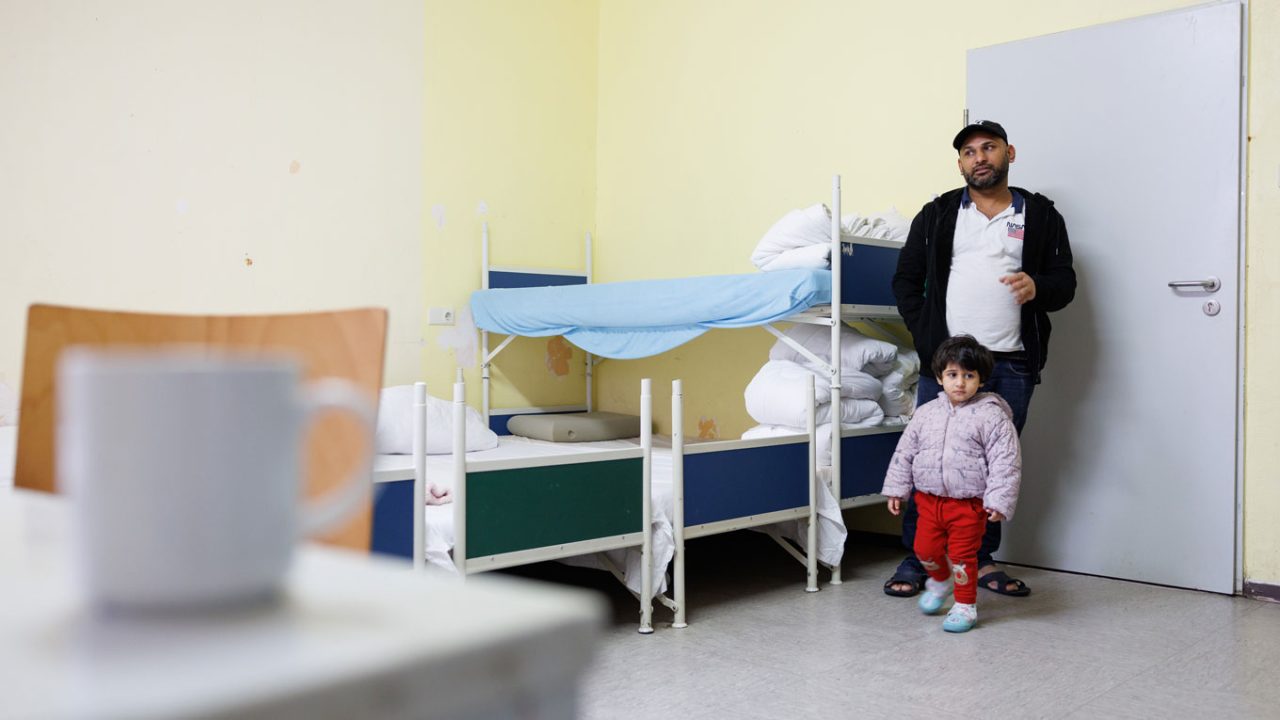 Ankommen im Einwanderungsland Deutschland. Kind und Vater sind in einer Geflüchtenenunterkunft gelandet.