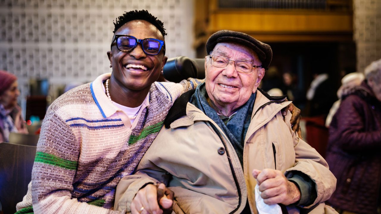 Der 30-jährige Projektinitiator und Musiker Adetayo „Tutipsy“ Manuwa und der 96-jährige Horst Kaczmarek lernten sich beim One Community-Projekt im Marienheim kennen. Eine Begegnung, die ihr Leben veränderte und beiden half, sich zugehörig zu fühlen.