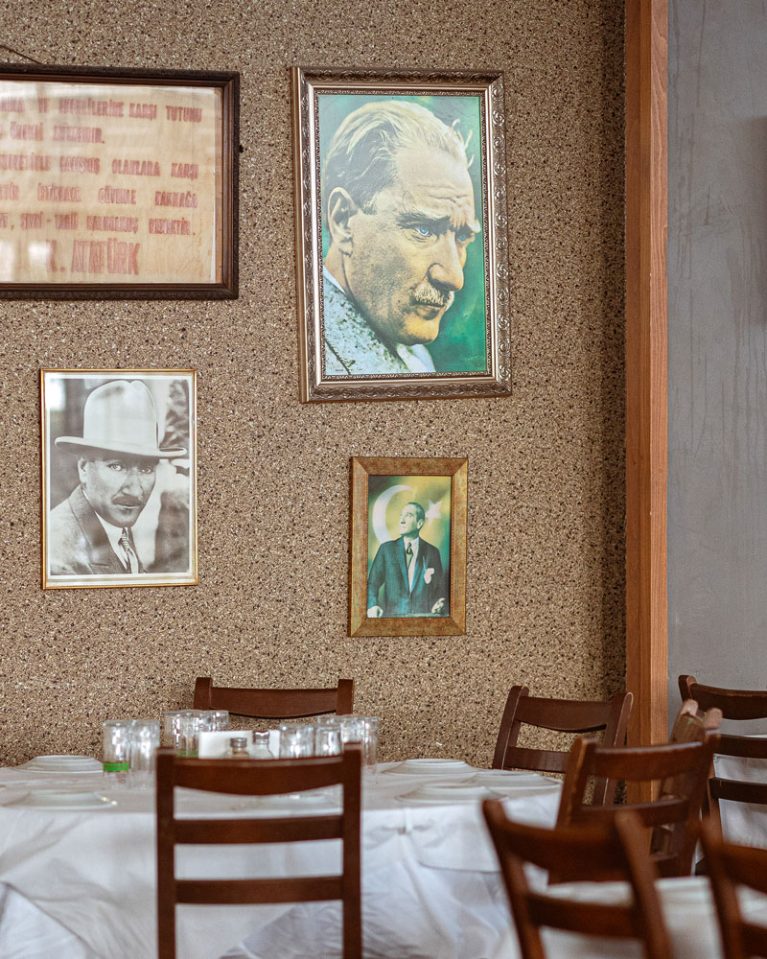 Essen neben Erinnerungen. Neben Bildern von Mustafa Kemal Atatürk, der als Gründer der modernen Türkei an&shy;ge&shy;sehen wird, ...