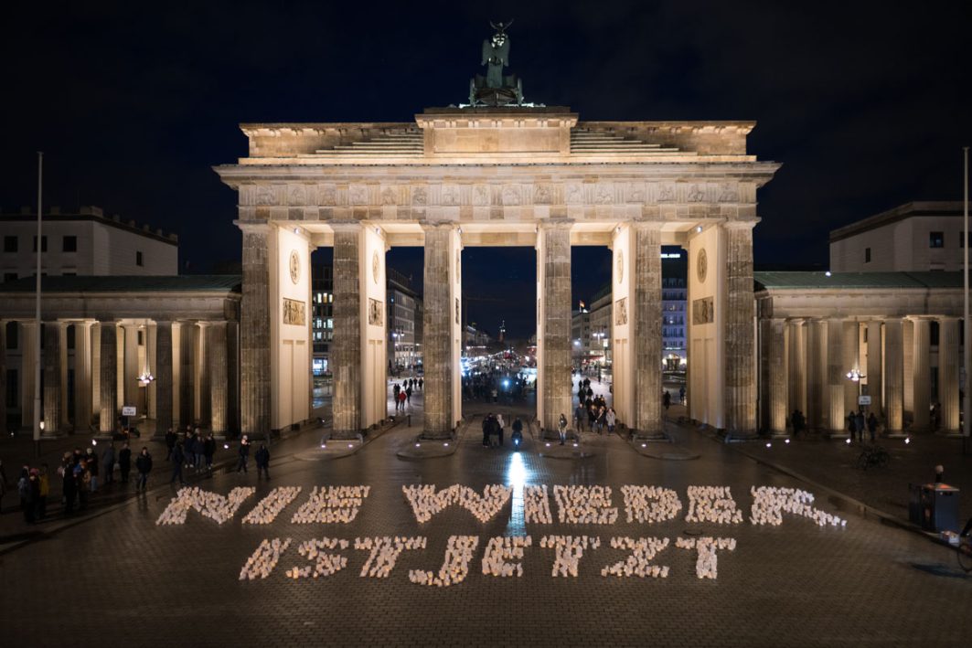 Die Titel der Demonstrationen gegen rechts in ganz Deutschland sind vielseitig: „Zusammen gegen rechts" in Zwickau, „Wir sind die Brandmauer“ in Hamburg oder ein „Nie wieder ist jetzt“-Lichtermeer am Brandenburger Tor in Berlin.