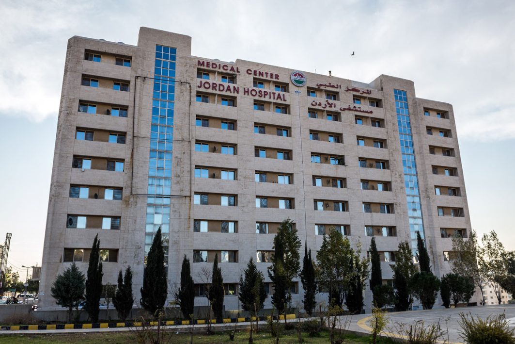 Das Hauptgebäude des Jordan Krankenhauses von außen.